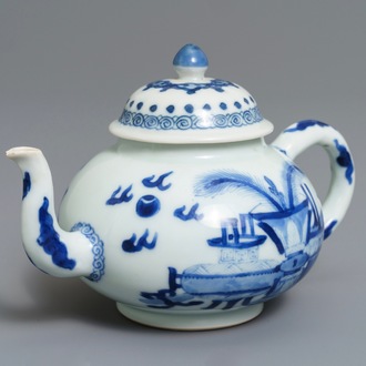 Une théière couverte en porcelaine de Chine bleu et blanc à décor d'antiquités, Kangxi