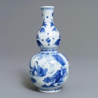 Un vase de forme double gourde en porcelaine de Chine bleu et blanc, époque Transition
