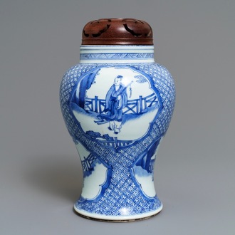 Un vase en porcelaine de Chine bleu et blanc à décor d'immortels, Kangxi