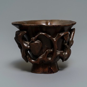 Een Chinese bamboe houten 'libation cup' met floraal decor, 18/19e eeuw