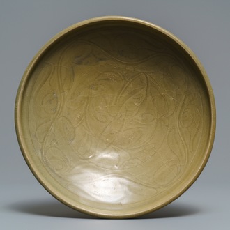 Un bol en porcelaine de Chine céladon de Yaozhou à décor floral incisé, Song
