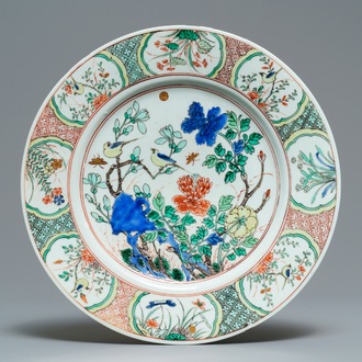 Un plat en porcelaine de Chine famille verte, anc. coll. Auguste le Fort, Kangxi