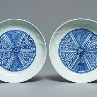 Een paar Chinese blauwwitte borden met reliëfdecor, Wanli