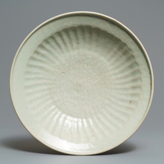 Un plat en porcelaine de Chine dite 'de Swatow' à décor appliqué sur fond céladon, Ming