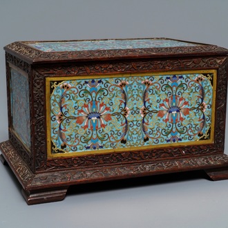 Een Chinees rechthoekig houten kistje met cloisonné plaquettes, 19e eeuw
