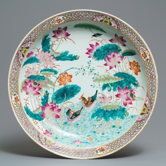 Un grand plat en porcelaine de Chine famille rose à décor de canards, marque de Qianlong, 19ème