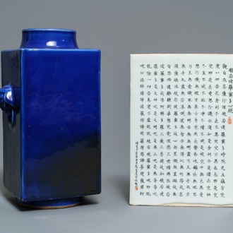 Une plaque à calligraphie datée 1947 et un vase en porcelaine de Chine bleu monochrome, 19ème