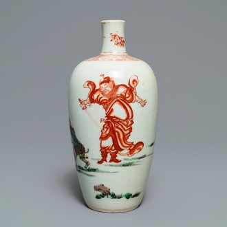 Un vase en porcelaine de Chine famille verte à décor de 'Zhongkui', Kangxi