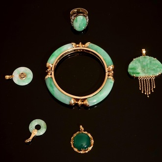 Un lot de bijoux en or 18 carats et jade: un bracelet, une bague et quatre pendentifs, 20ème