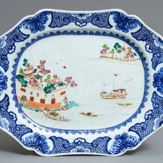 Een octagonale Chinese famille rose 'Fort Folly’ schotel, Qianlong
