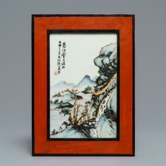 Een Chinese qianjiang cai plaquette met berglandschap, 20e eeuw
