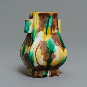 Un vase de forme fanghu en porcelaine de Chine 'oeuf et épinards', Kangxi