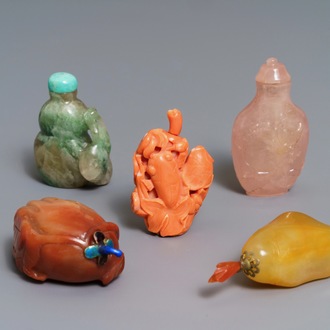 Five Chinese coral, quartz and agate snuff bottles, 19/20th C.