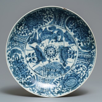 Un plat en porcelaine de Chine bleu et blanc dite 'de Swatow' au sujet maritime, Wanli