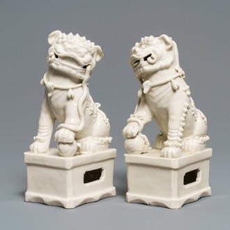 Une paire de grands modèles de lions bouddhistes en porcelaine blanc de Chine de Dehua, Kangxi