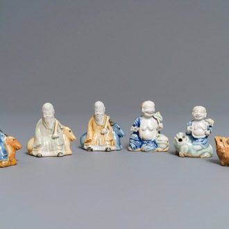 Six figures en biscuit émaillé bleu, blanc et céladon, Chine, Qianlong