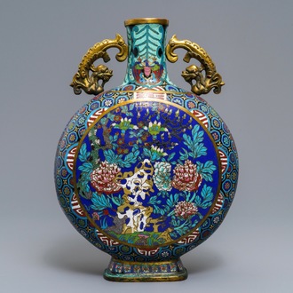 Un vase de forme gourde 'moonflask' en émaux cloisonnés, Chine, 19/20ème