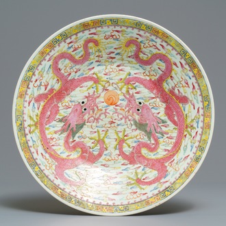 Un plat en porcelaine de Chine famille rose à décor de dragons, marque de Qianlong, 19/20ème