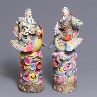 Une paire de grandes figures d'immortels sur phénix en porcelaine de Chine famille rose, 19ème
