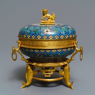 Een Chinese cloisonné dekseldoos met verguld bronzen montuur, 19e eeuw