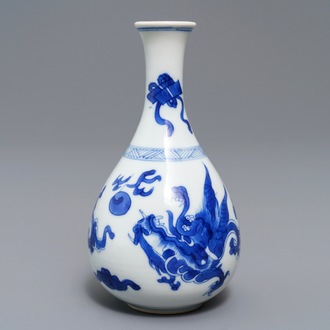 Un vase en porcelaine de Chine bleu et blanc à décor de dragons, Kangxi