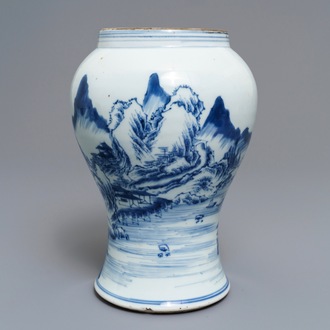 Un vase en porcelaine de Chine bleu et blanc à décor d'un paysage, Kangxi