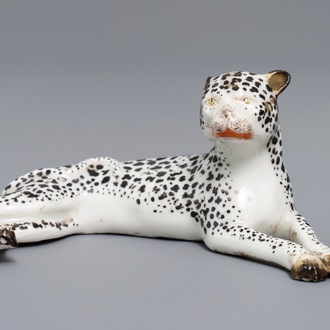 Een Meissen porseleinen model van een luipaard, Duitsland, 19e eeuw