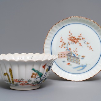 Een gelobde Japanse Kakiemon kom en een bordje, Edo, 18e eeuw