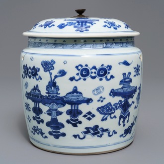 Un bol couvert en porcelaine de Chine bleu et blanc à décor d'antiquités, Kangxi