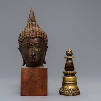 Een Tibetaanse verguld bronzen stoepa en een gelakt bronzen Boeddha hoofd, Laos, 16/17e eeuw