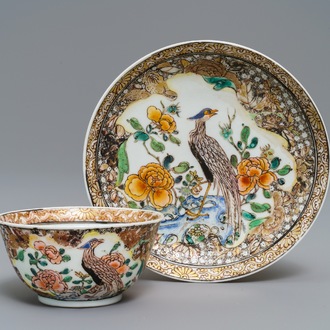 Une tasse et soucoupe en porcelaine de Chine famille rose à décor d'un faisan, Yongzheng