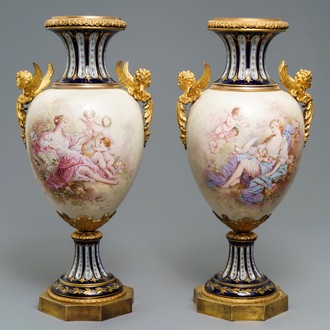 Une paire de vases en porcelaine de Sèvres aux montures en bronze, France, 19ème