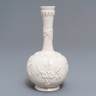 Un vase en porcelaine blanc de Chine de Dehua à décor en relief, Kangxi