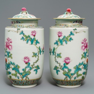 Une paire de vases couverts en porcelaine de Chine famille rose, marque de Jiaqing, République, 20ème