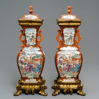 Une paire de vases en porcelaine de Chine famille rose à décor mandarin aux montures en bronze doré, Qianlong