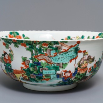 Un grand bol en porcelaine de Chine famille verte à décor de guerriers, 19ème