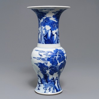 Un vase de forme yenyen en porcelaine de Chine bleu et blanc à décor de cerfs et grues, Kangxi