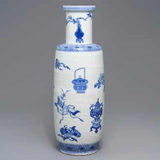 Een grote Chinese blauwwitte rouleau vaas met decor van antiquiteiten, 20e eeuw
