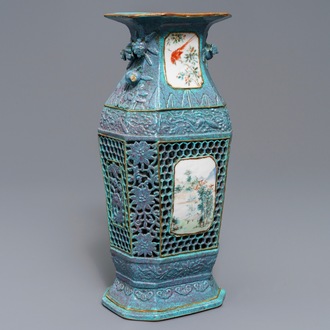 Un vase ajouré en porcelaine de Chine qianjiang cai à fond 'oeuf de caille', 19ème