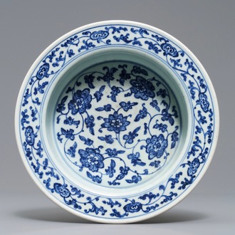 Un bassin en porcelaine de Chine bleu et blanc à décor de rinceaux floraux, Qianlong