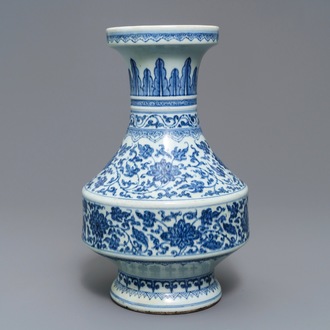 Un vase en porcelaine de Chine bleu et blanc à décor de rinceaux floraux, Qianlong