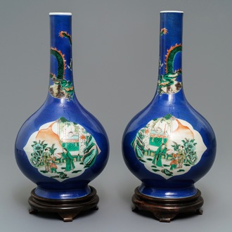 Une paire de vases de forme bouteille en porcelaine de Chine famille verte sur fond bleu poudré, 19ème