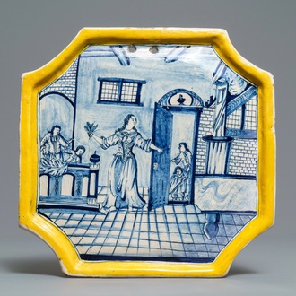 Une plaque en faïence de Delft bleu et blanc à bordure en jaune, 18ème