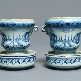 Une paire de petits vases 'campana' en faïence de Delft bleu et blanc, 18ème