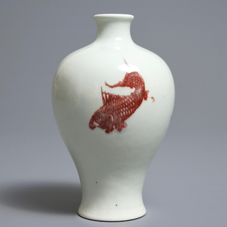 Un vase de forme meiping en porcelaine de Chine rouge de cuivre à décor de poissons, marque de Kangxi, 18/19ème