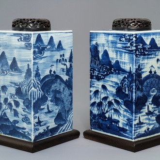 Une paire de boîtes à thé en porcelaine de Chine bleu et blanc à décor de paysages, 19ème