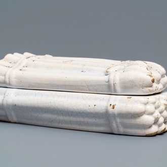 Een witte Brussels aardewerken asperge terrine, 18e eeuw