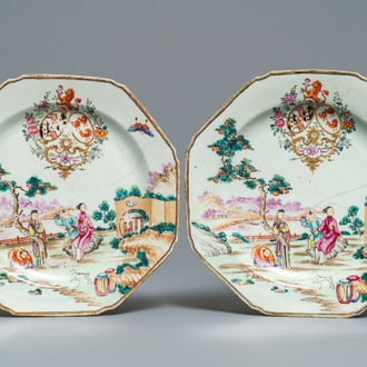 Une paire d'assiettes armoriées en porcelaine de Chine famille rose pour le marché anglais, Qianlong