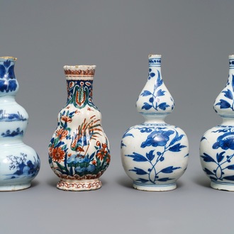 Quatre petits vases en faïence de Delft palette cachemire et bleu et blanc, fin du 17ème