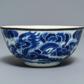 Un bol en porcelaine de Chine 'Bleu de Hue' pour la cour de Vietnam, marque Thieu Tri, 19ème
